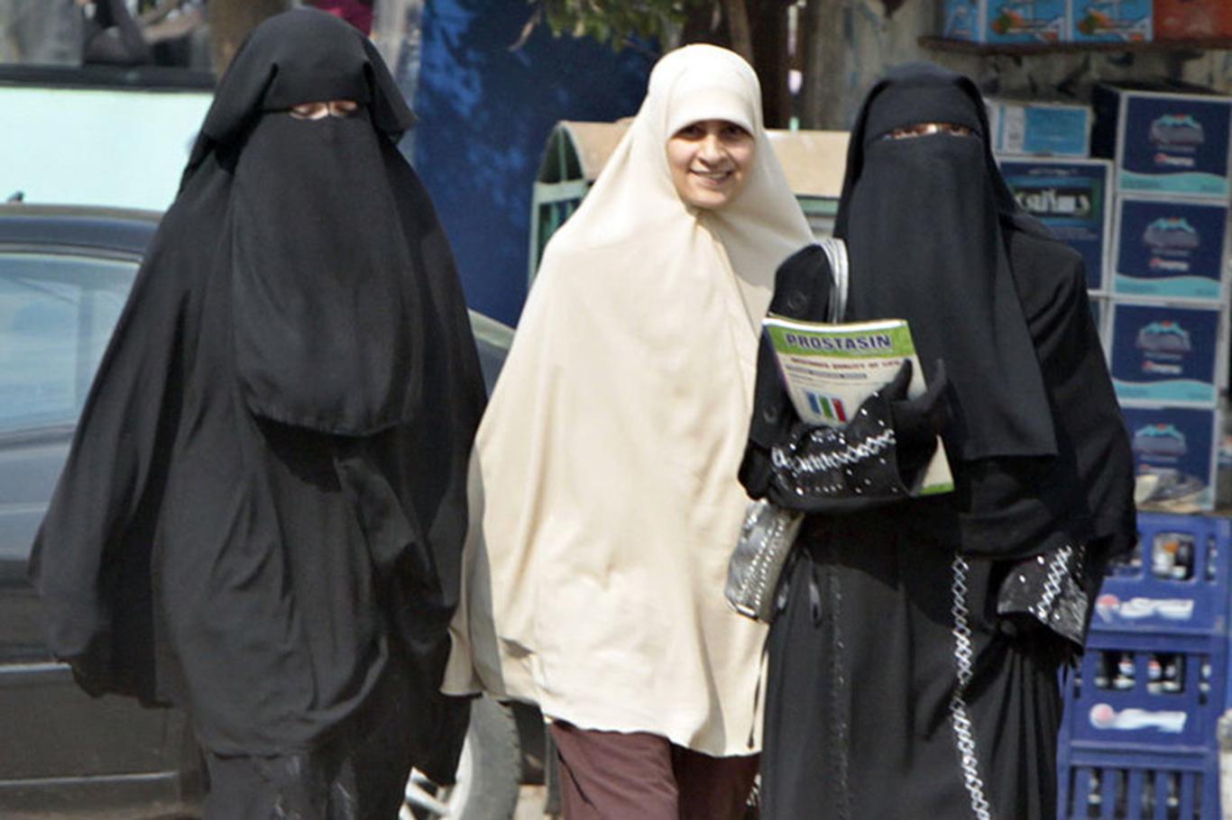 السيسي الانقلابي يحظر الحجاب في جامعة القاهرة السيسي الانقلابي يحظر الحجاب في جامعة القاهرة